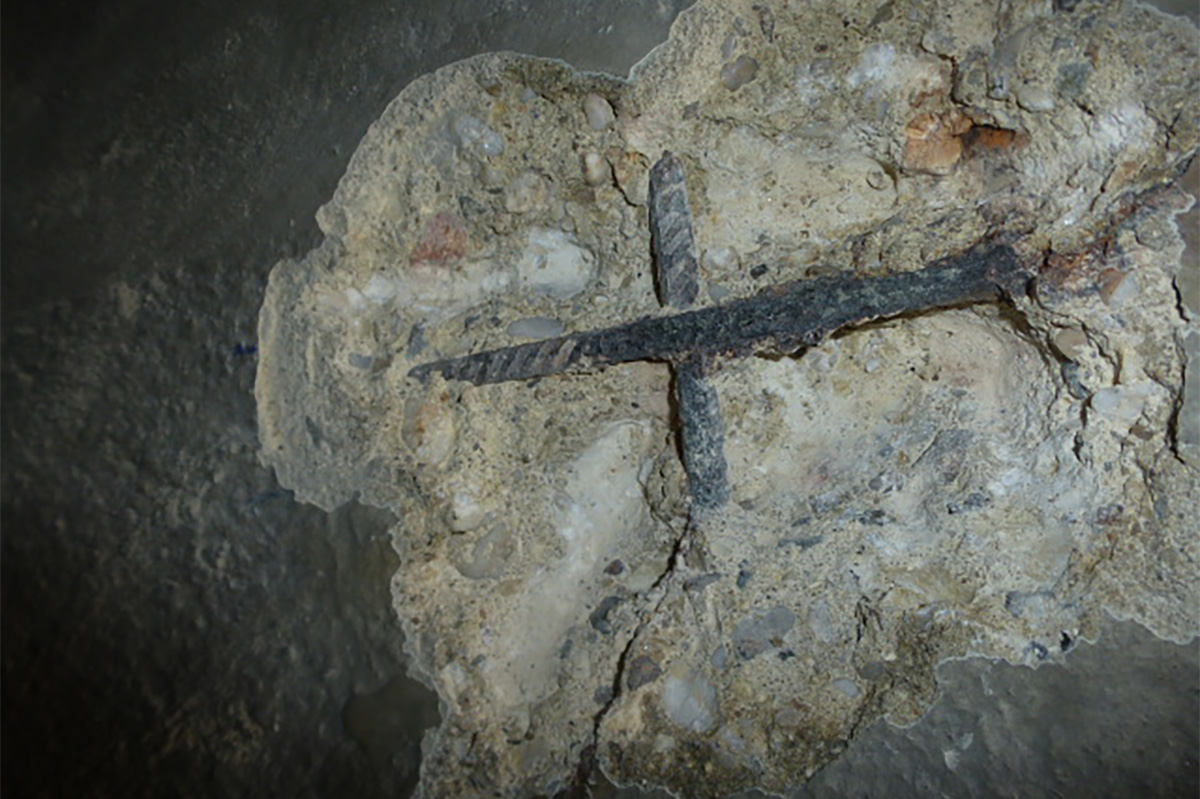 Gestein mit einem Eisenträger eingelassen.